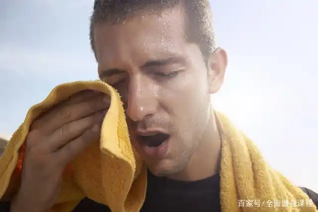 在健身房运动出汗多_出汗的健身运动_出汗多的室内运动