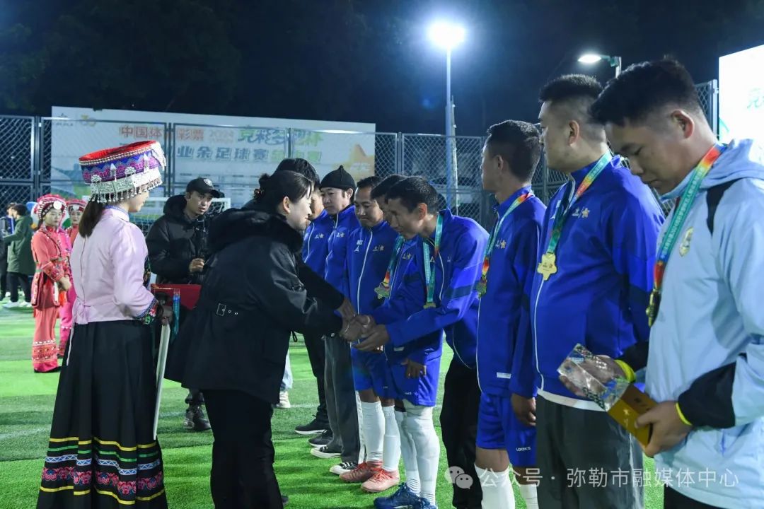 足球联赛冠军规则_足球比赛县队获得冠军_足球冠军赛是什么意思