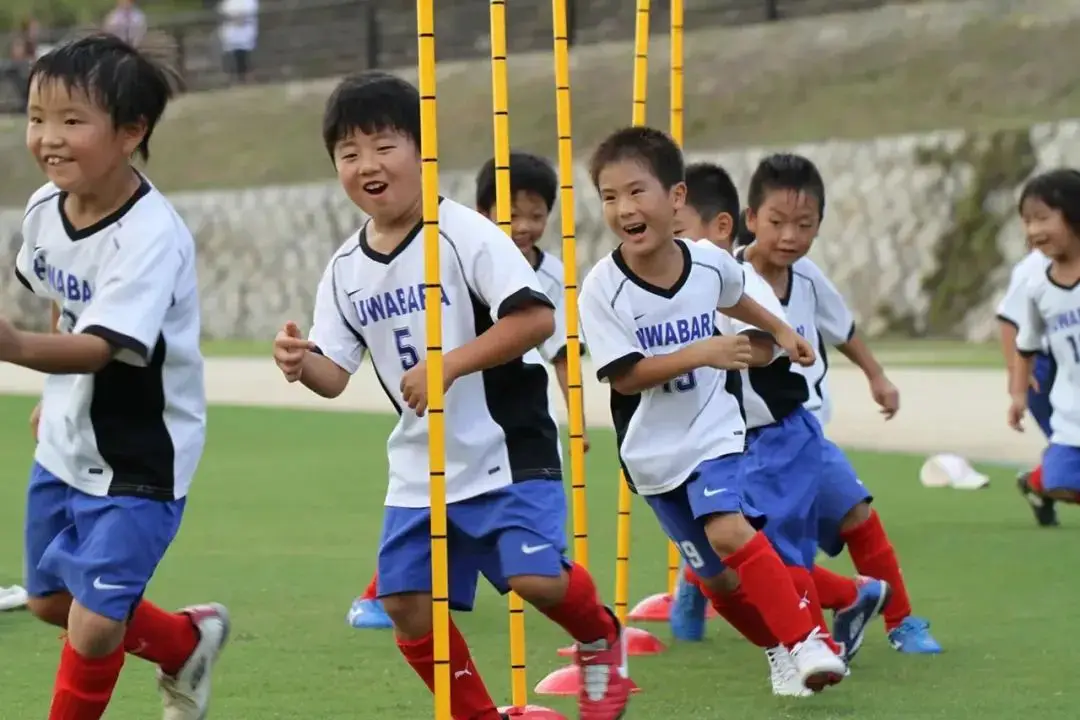 足球五人制规则问题_足球规则5人制_五人足球有什么规则