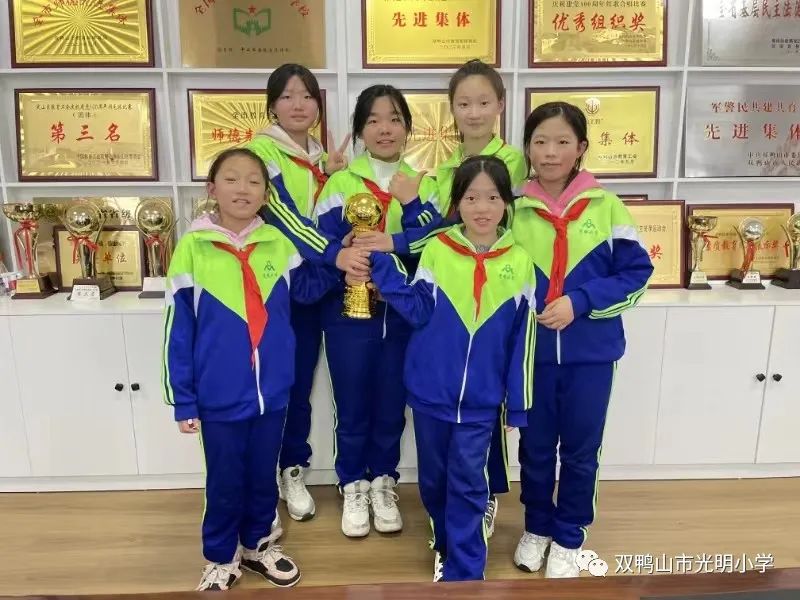 光明小学举行足球班级联赛_光明路小学足球比赛规则_光明实验小学足球队