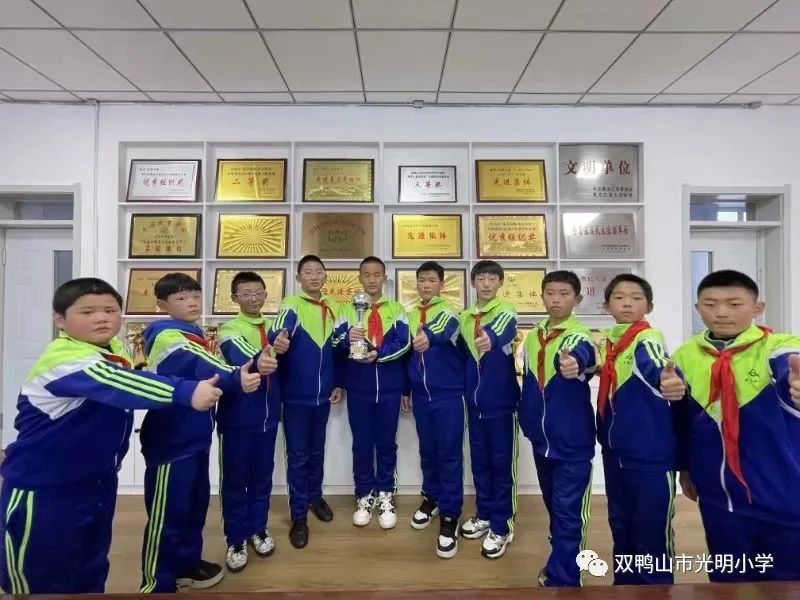 光明小学举行足球班级联赛_光明实验小学足球队_光明路小学足球比赛规则
