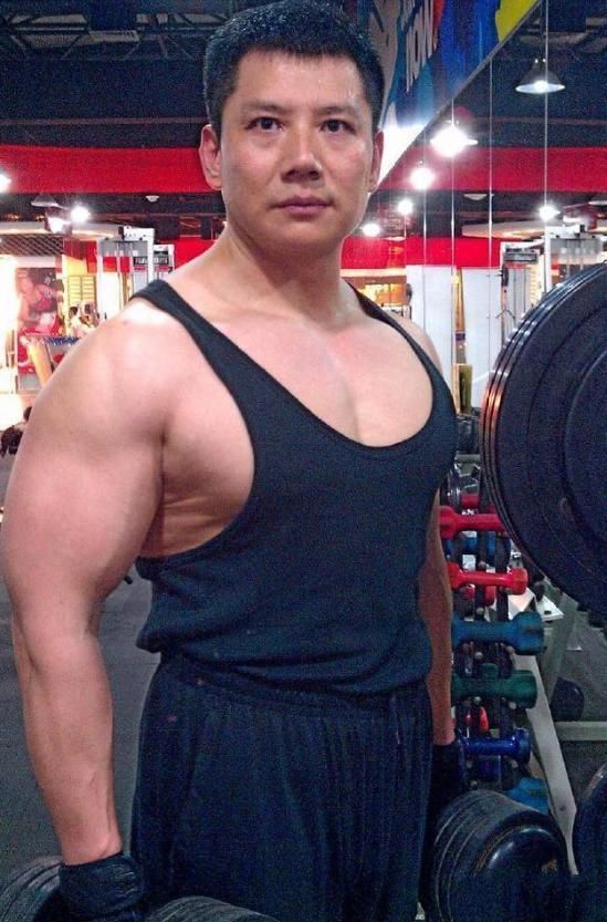 国外健身明星男_国内健身的男明星_健身达人健身衣裤搭配男