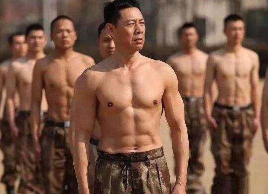 国内健身的男明星_国外健身明星男_健身达人健身衣裤搭配男