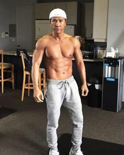 国内健身的男明星_国外健身明星男_健身达人健身衣裤搭配男