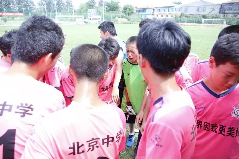 足球队来了新教练居然赢了冠军队_足球新人训练_足球职业队训练视频