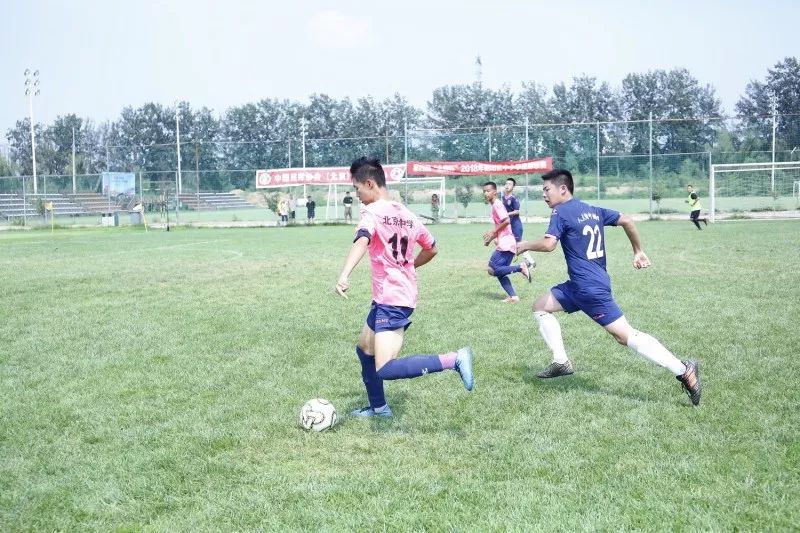 足球队来了新教练居然赢了冠军队_足球新人训练_足球职业队训练视频