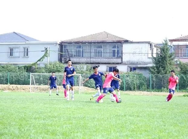 足球队来了新教练居然赢了冠军队_足球职业队训练视频_足球新人训练