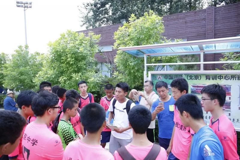 足球队来了新教练居然赢了冠军队_足球新人训练_足球职业队训练视频