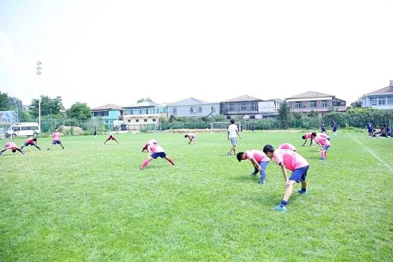 足球队来了新教练居然赢了冠军队_足球新人训练_足球职业队训练视频